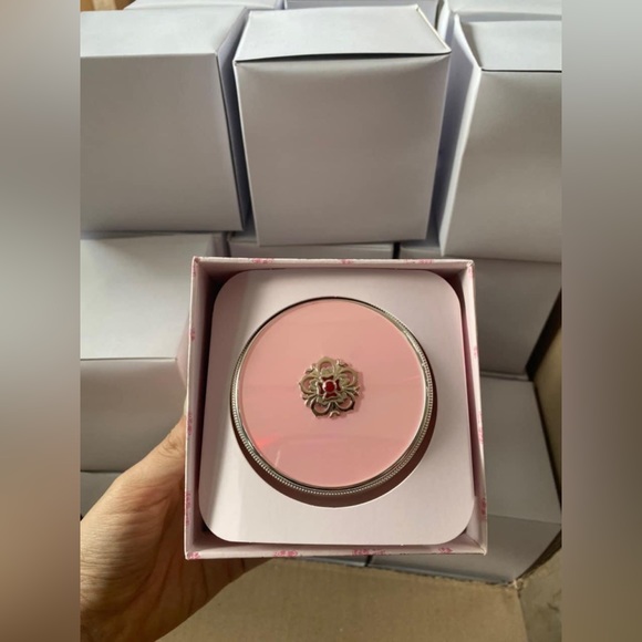 The saga of Xiu Pink Peony Special Edition Jadan Sun Glow Cushion Set Shade #21 - Picture 3 of 7